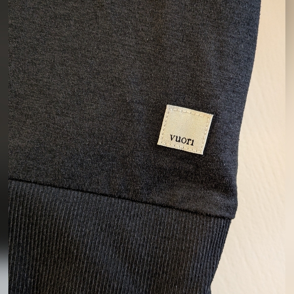 Vuori Daydream Crew Long Sleeve Shirt Black Heather Size L Athleisure Minimalist - Picture 8 of 15